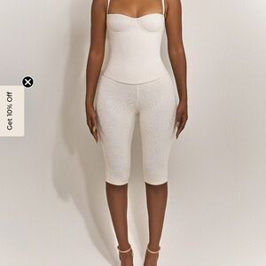 Elegant Women's Cream Capri Mars The Label Size 6 NWOT